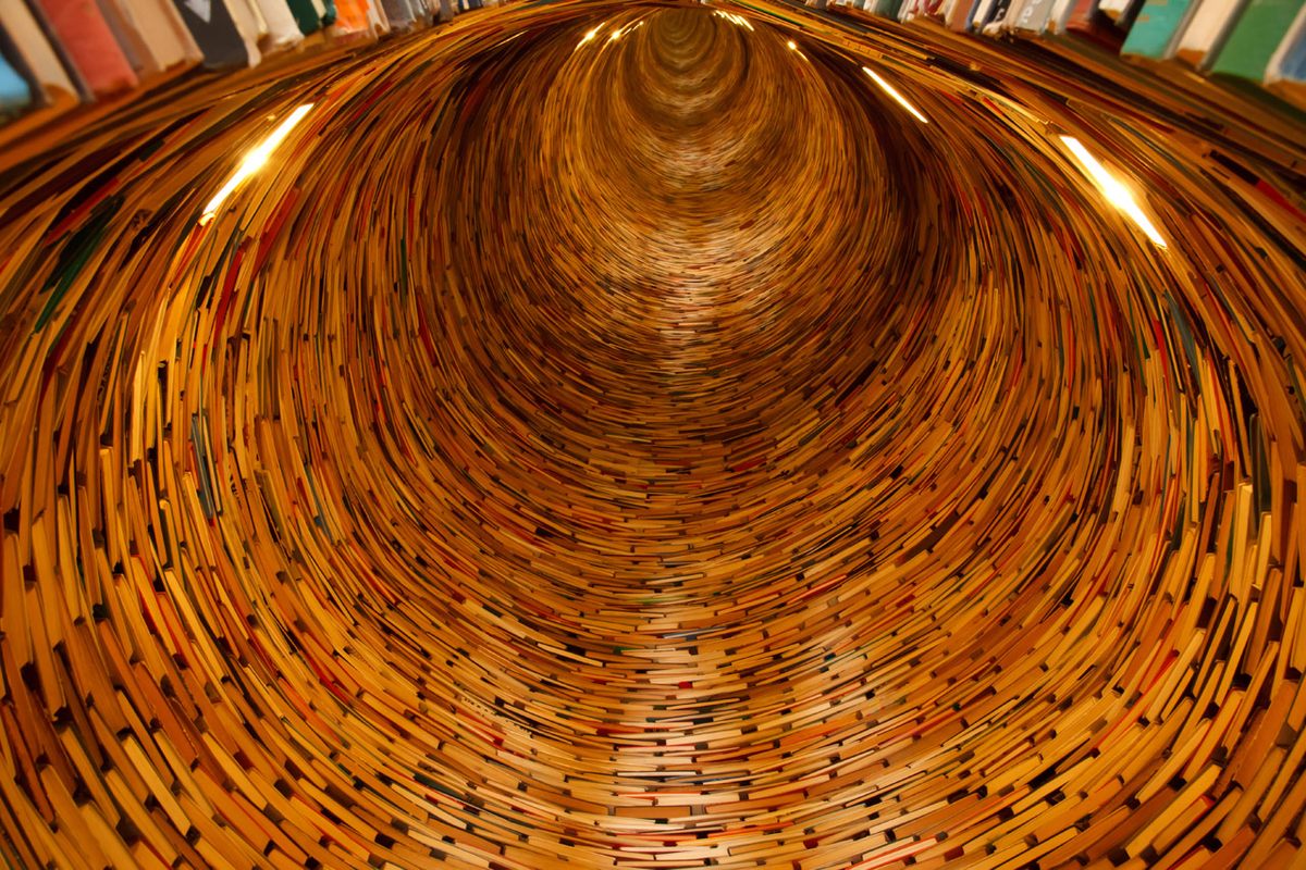Idiom book tunnel, Prague